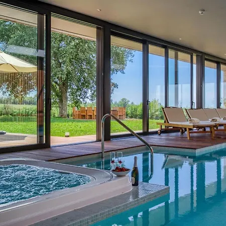 فيلة Luxury Sea View *